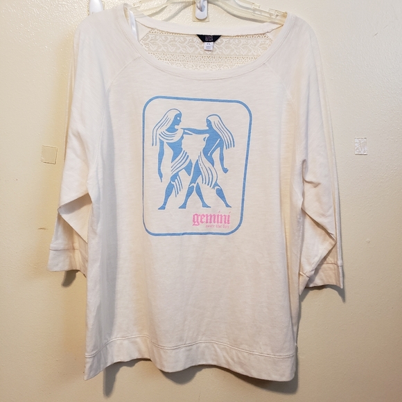 Gemini t shirt with lace detail great graphic NWOT - Picture 1 of 7